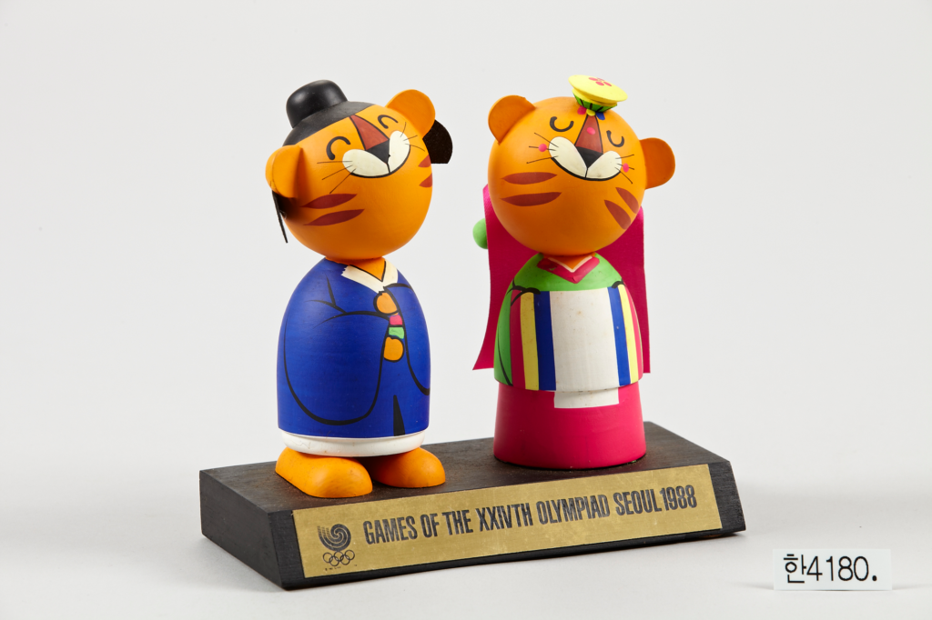 Hodori tiger dolls in traditional Korean hanbok, 1988 Seoul Olympics memorabilia showing how tiger symbolism lives in everyday Korean culture