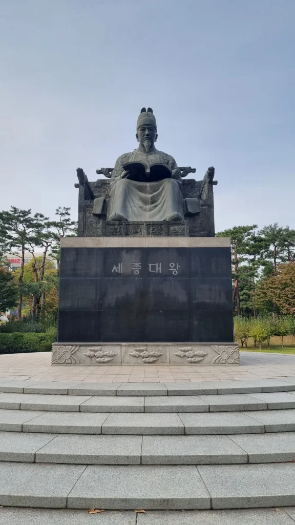 Seated bronze statue of King Sejong holding an open book, Yeouido Park, Seoul